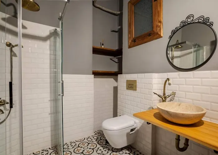 Grand Historic 3bd2bath Galata Tower Pad! #408 Istambul