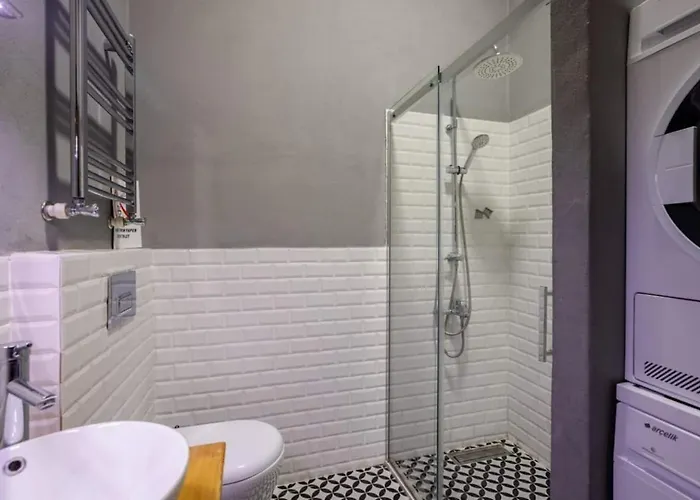 Grand Historic 3bd2bath Galata Tower Pad! #408